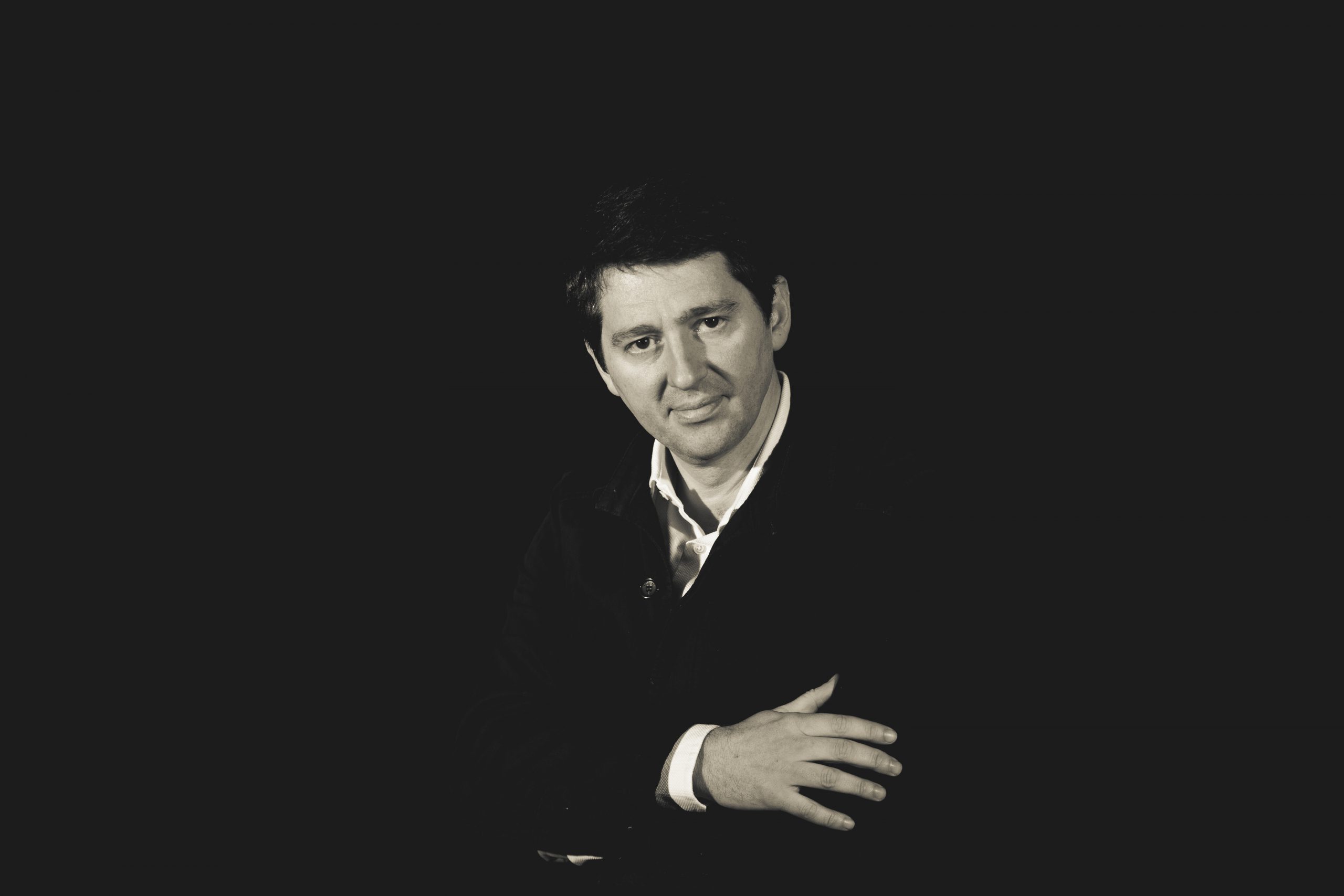 Photo in black & white of Bernat Vivancos with black background