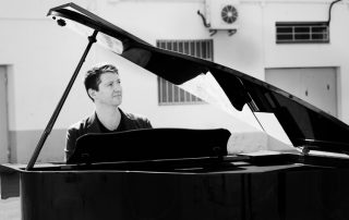 Photo in black & white of Bernat Vivancos playing piano